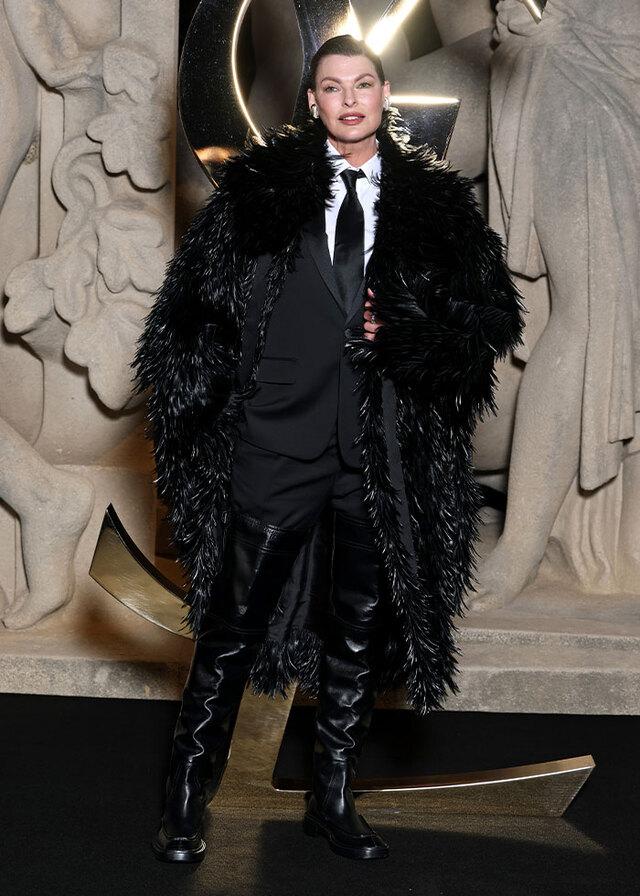 Linda Evangelista’s Over-Sized Fur Coat at Paris Fashion Week